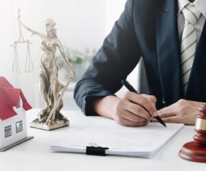 How a Real Estate Lawyer Dubai Simplifies the Property Buying Process