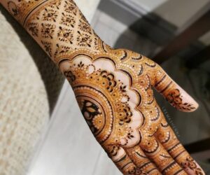 Where Can You Learn to Apply Gold Henna Like a Pro?