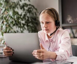 How Virtual Assistants Are Revolutionizing Modern Workplaces