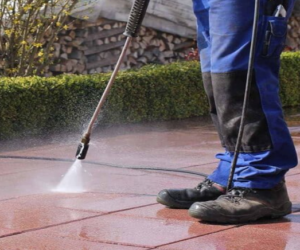 Cleaning Mold and Mildew Off Walls with a High Pressure Cleaner