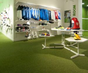 What Are the Best Features of an Online vs. Physical Soccer Store?