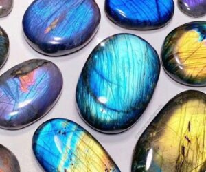 Labradorite as a Meditation Gemstone: Techniques and Tips