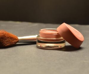 Why Compact Powder Is a Must-Have in Every Beauty Kit